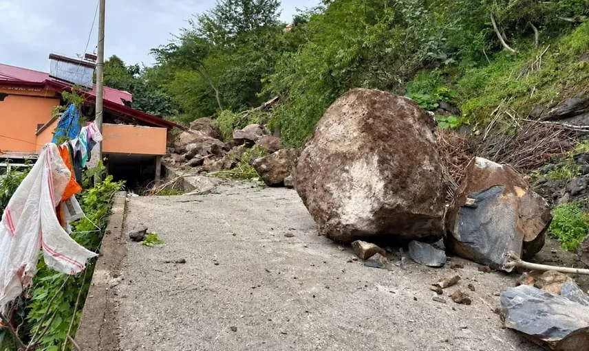 Trabzon'da aşırı yağışlar heyelanı tetikledi: Aile fındık tarlasında facianın eşiğinden döndü
