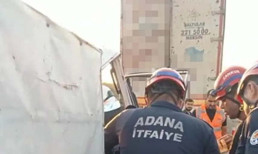Adana'da feci kaza: Kamyonet tıra çarptı, 2 kişi yaşamını yitirdi