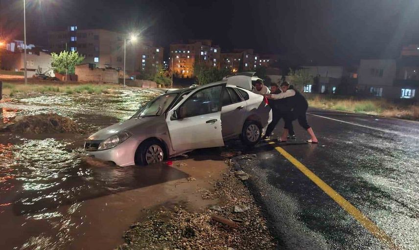 Kahta'da aniden bastıran yağmur caddeleri göle çevirdi
