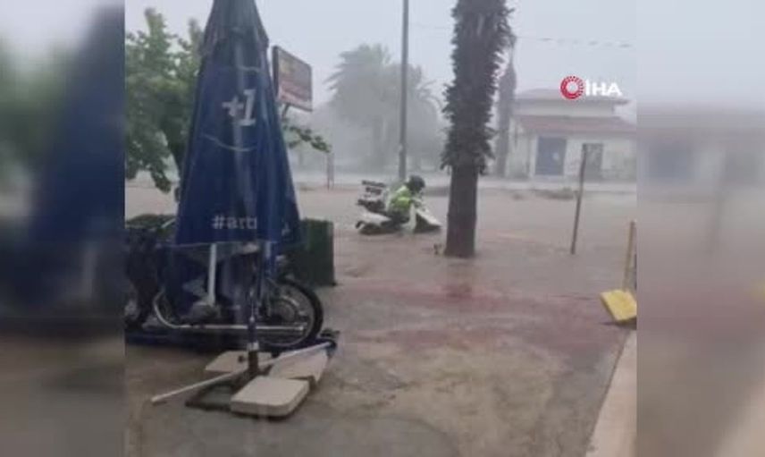 Mersin'de etkili yağış yolları kapladı, tarım alanları su altında kaldı