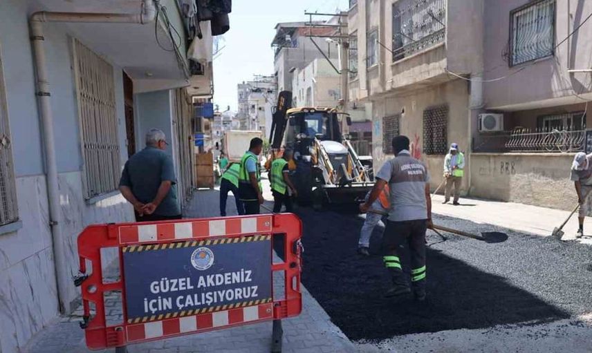 Akdeniz'de yol ve kaldırım çalışmaları aralıksız sürüyor