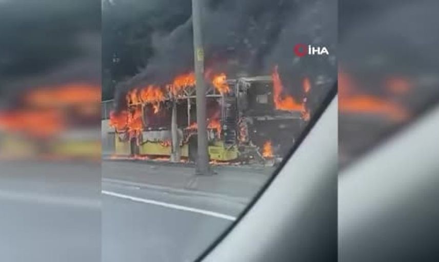 Bakırköy'de bir İETT otobüsü yanarak kullanılamaz hale geldi
