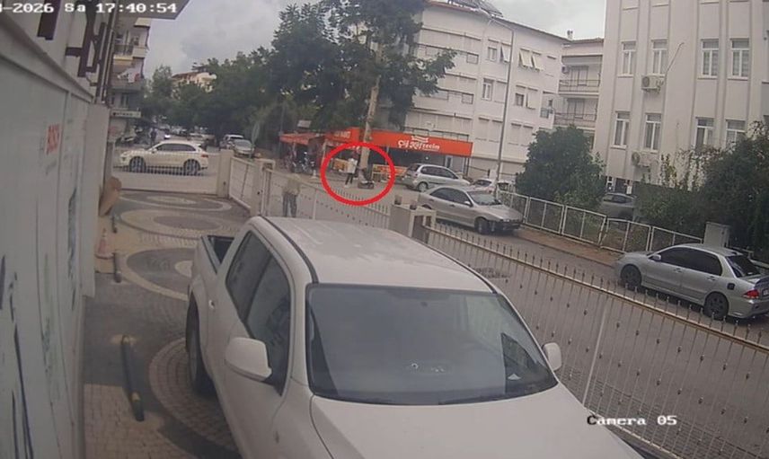 Manavgat'ta yaşanan trafik kazasında bebek arabasıyla geçen yaya büyük tehlike atlattı