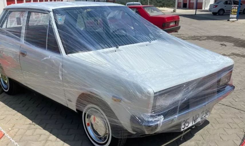 79 model otomobilini streç filmle koruyor! Bayrama özel dışarı çıkardı