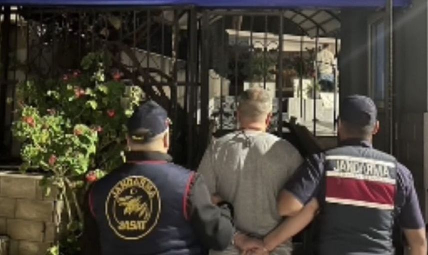 Aranan cinayet zanlısı gizli bölmede yakalandı