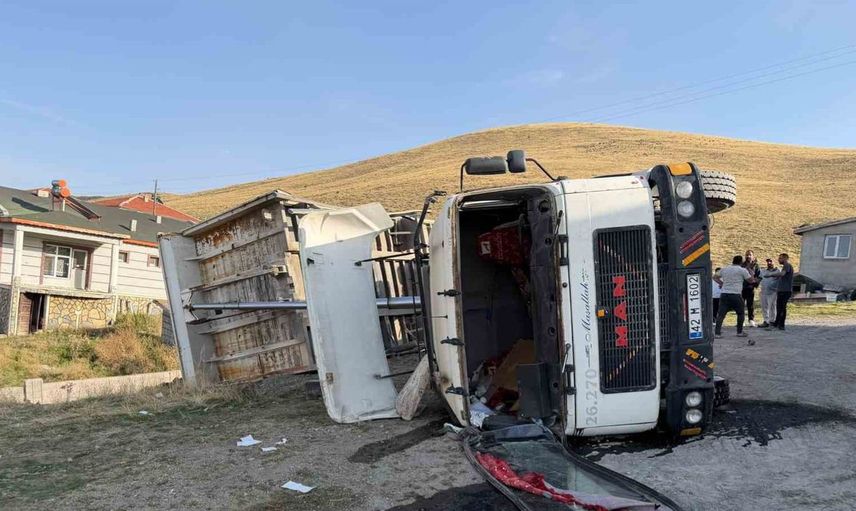 Konya'da hafriyat tırı devrildi, sürücü hastaneye kaldırıldı