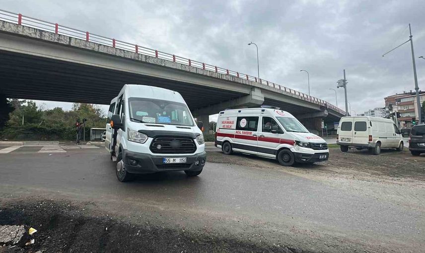 Samsun'da minibüs ile ambulans çarpıştı, yaralanan yok