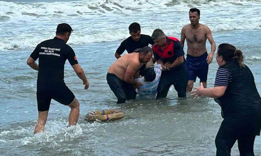 Yasağa rağmen denize giren kardeşler boğulma tehlikesi atlattı