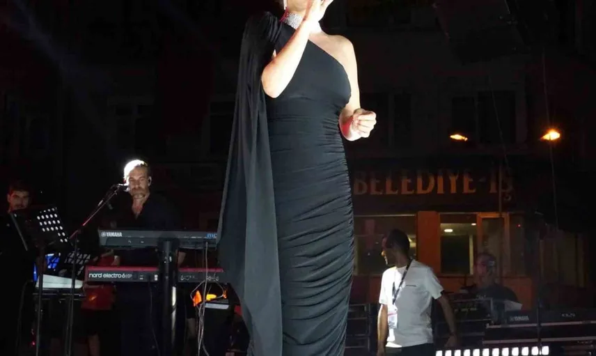 Yüzlerce kişiyi bir araya getiren festivalde Zafer Bayramı coşkusu yaşandı