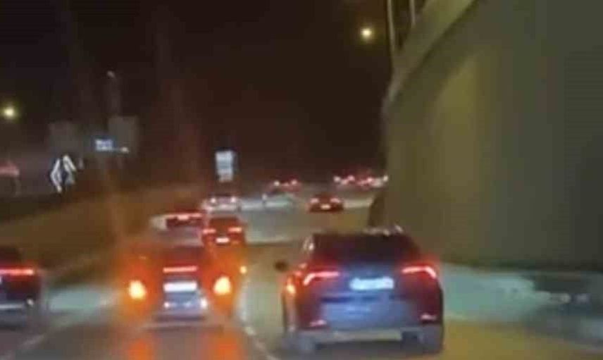 Bursa'da lüks otomobil kazaya karıştı, sürücü olay yerinden kaçtı