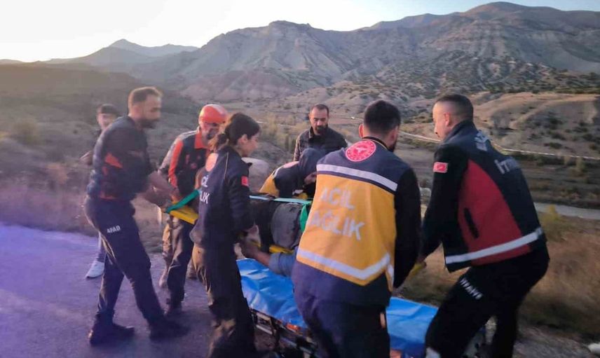Erzincan'da devrilen traktörün sürücüsü kurtarıldı