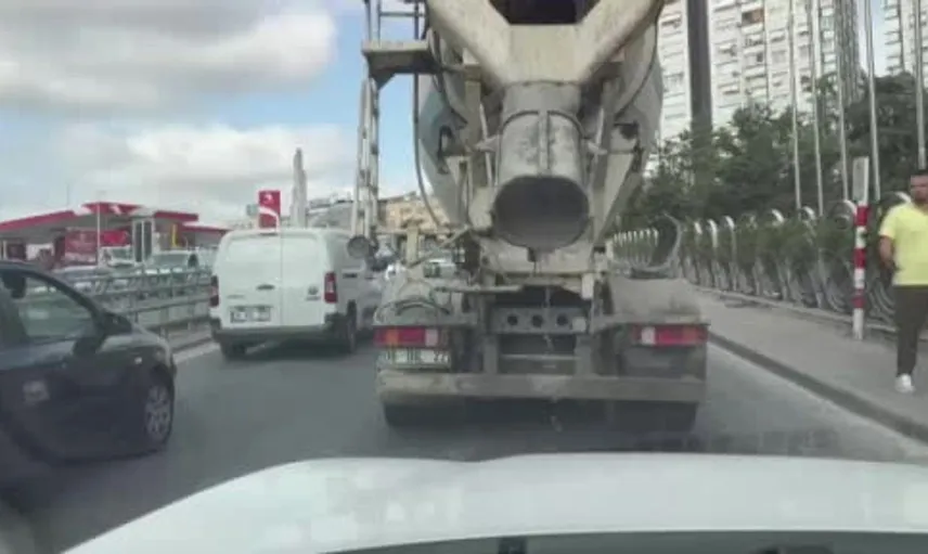 Büyük bir dikkat çeken an: Bahçelievler'de beton dökerek ilerleyen mikser görüntülendi