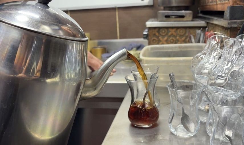 43 yıldır 4 metrekare dükkanda çay demleyen ustanın hikayesi