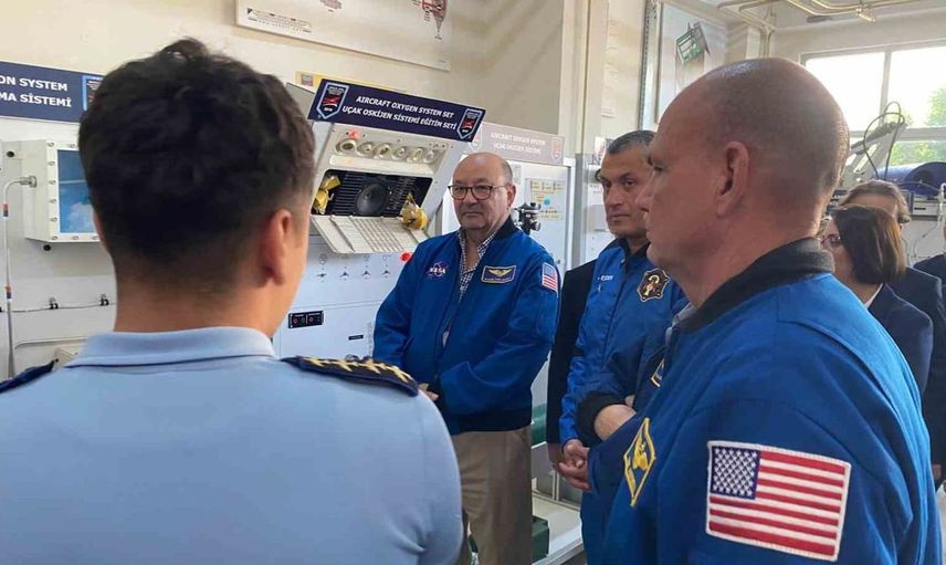 Uzay kongresinin astronotları Antalya'daki öğrencilerle buluştu