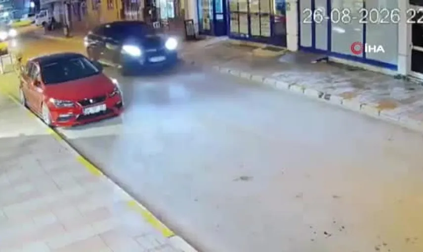 Kontrolden çıkan otomobil zincir markete daldı: kazanın anları güvenlik kameralarında