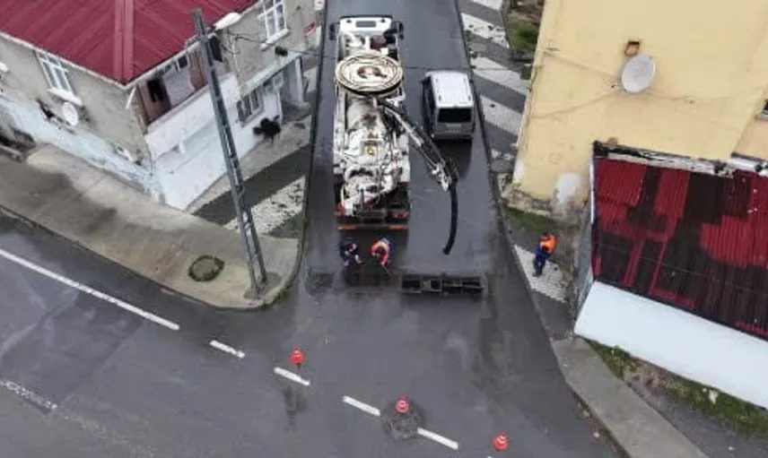 Arnavutköy'de sağanak sonrası acil müdahale: 300 personel ve 80 araçla çalışmalara devam