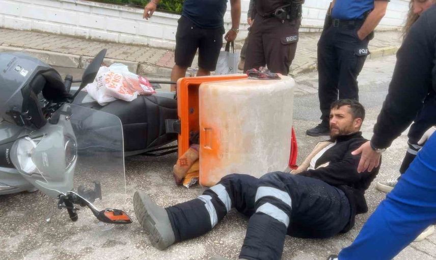 Bursa'da motosikletli kurye yağmurlu yolda kaza geçirdi