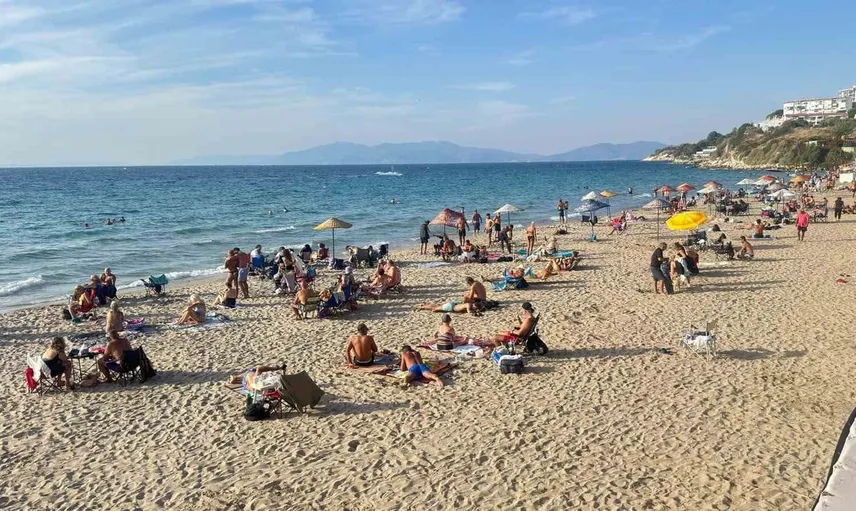 Ekim ayında yaz tadında güneşli günler: Kuşadası'nda deniz keyfi