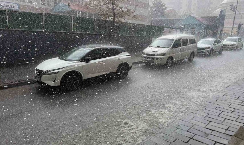Tatvan'da sağanak ve dolu yağışı günlük yaşamı olumsuz etkiledi