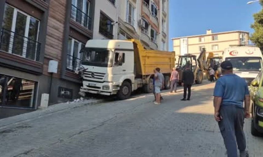 Freni boşalan kamyon eve çarptı: Mahalle sakinleri deprem oluyor sandı