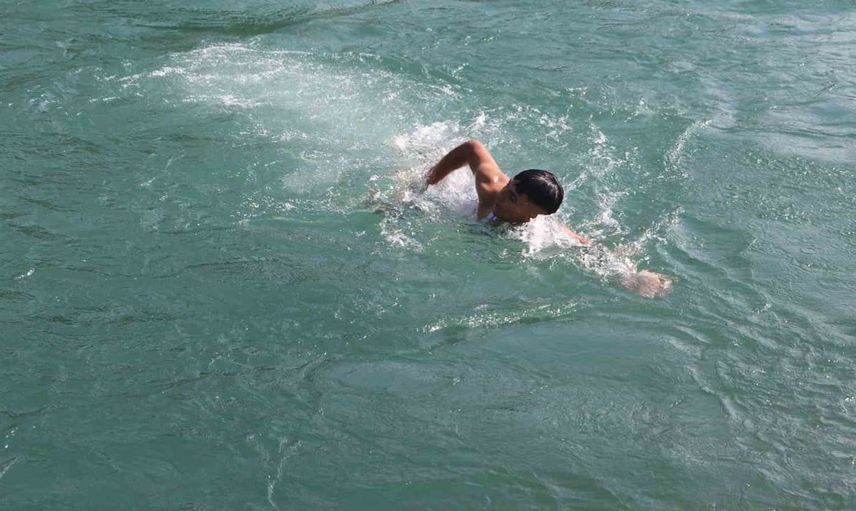 Adana'da çocuklar için tehlikeli serinleme yöntemi devam ediyor