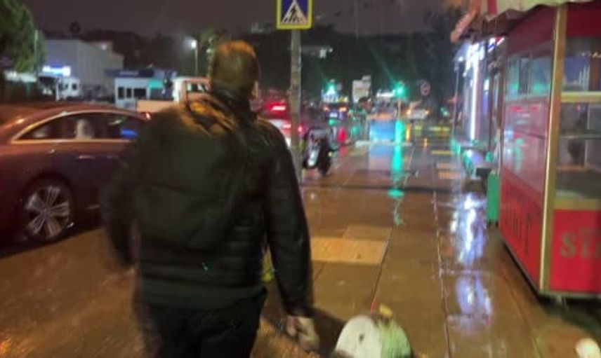 Kadıköy’de sağanak yağmur ve fırtına trafikte zor anlar yaşattı