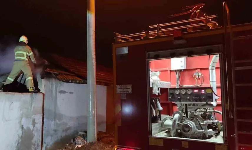 Burdur'da gece yarısı ahırda yangın paniği: itfaiye zamanında müdahale etti
