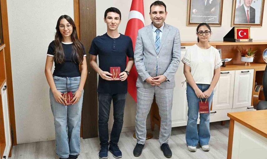 YKS'de Türkiye derecesi yapan Aydınlı öğrenciler ödüllendirildi