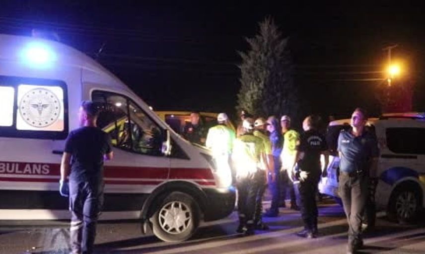 Karaman'da ticari taksi refüje çıkarak iki kişinin yaralanmasına sebep oldu