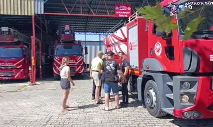 Alman itfaiyeci Manavgat'a her ziyarette dostlarına hediyeler getiriyor