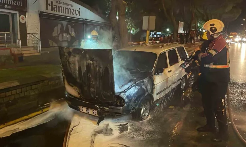 Seyir halindeyken motor kısmında patlayan alevler otomobili kullanılamaz hale getirdi