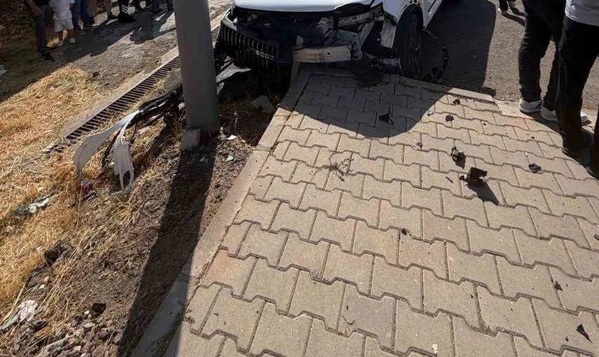 Bingöl'de iki otomobil çarpıştı: Dört kişi hastaneye kaldırıldı