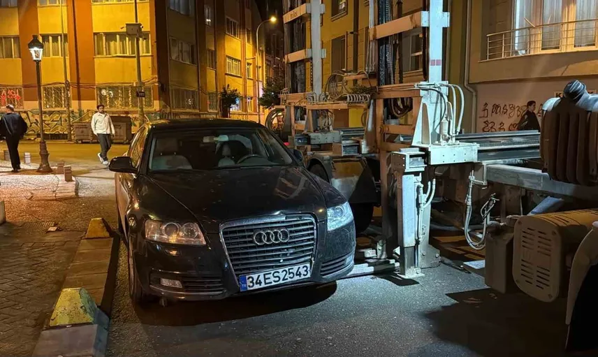 Eskişehir'de hatalı park eden araca trafik denetimi: Çekici ile otoparka kaldırıldı