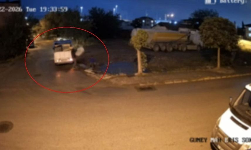 Kocaeli'de atık bırakmaya çalışanlar, güvenlik kameralarını görünce geri adım attı