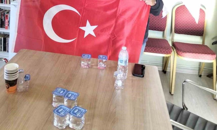 Gazilerden Füsun Atay'a anlamlı bayrak hediyesi