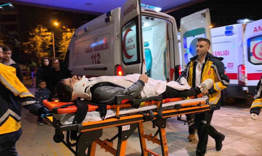 İnegöl'de motosiklet ve otomobil çarpıştı: iki kardeş hastaneye kaldırıldı