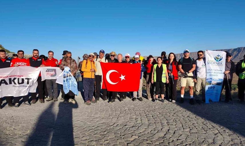 Doğaseverler Nemrut Kalderası'nda 40 kilometre yürüyüş gerçekleştirdi