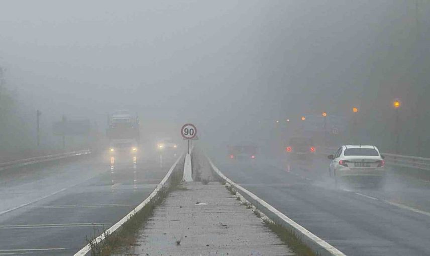 Bolu Dağı'nda yoğun sis ve yağış sürücülere zor anlar yaşatıyor