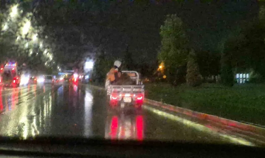 Eskişehir'de yağmur altında motosiklet kasasında tehlikeli yolculuk