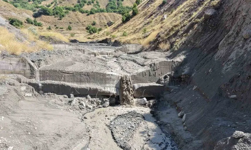 Tunceli'de şiddetli yağış köy yollarını kullanılmaz hale getirdi