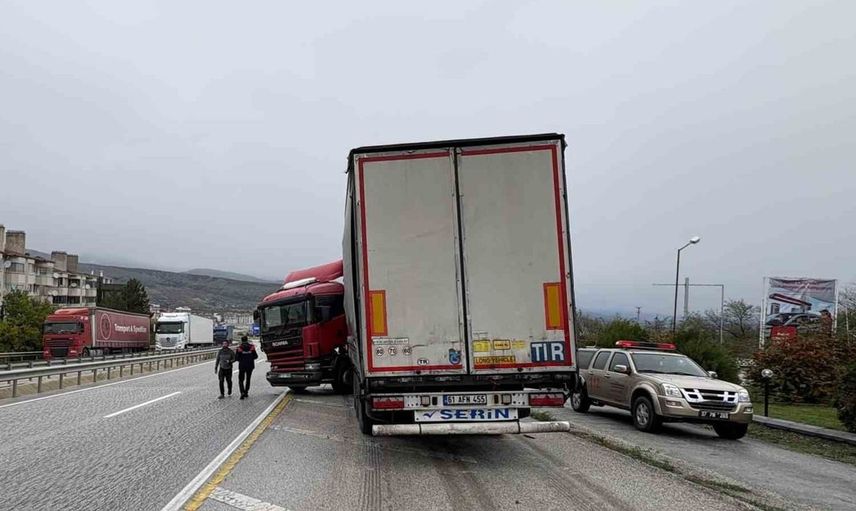 Tosya'da tır bariyerlere çarptı: bir kişi yaralandı