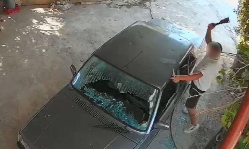 Olay anı kamerada: Kadın araçlarına satır ve bıçakla saldırdı