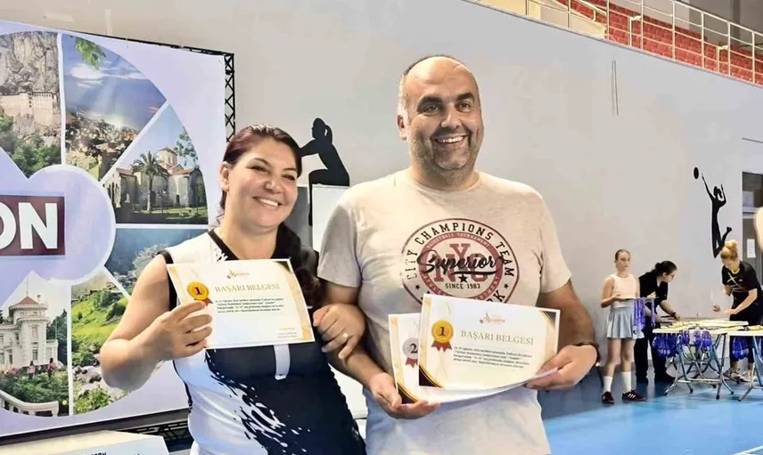 Niğdeli veteran badmintoncular Trabzon'da başarıya imza attı