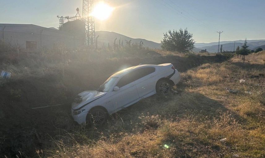 Erzincan'da otomobil yoldan çıktı: 3'ü çocuk 6 yaralı