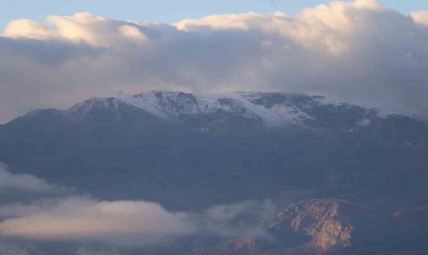 Erzincan'da mevsimin ilk karı yüksek kesimleri beyaza bürüdü