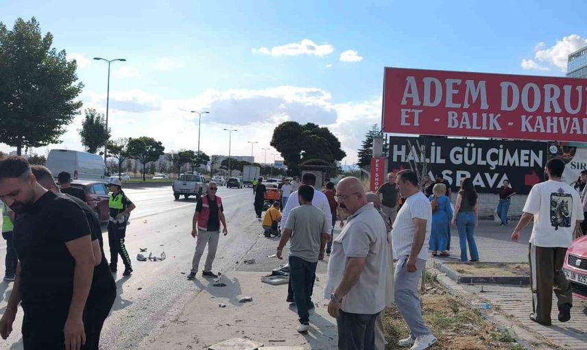 Etimesgut'ta motosiklet ve otomobil çarpıştı: İki kişi yaralandı