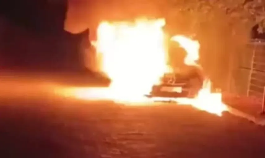 Edirne'de park halindeki otomobil motor arızası nedeniyle yandı