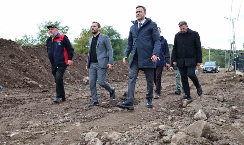 Başiskele'de sel felaketinin izleri siliniyor: Başkan Özlü vatandaşlarla bir araya geldi