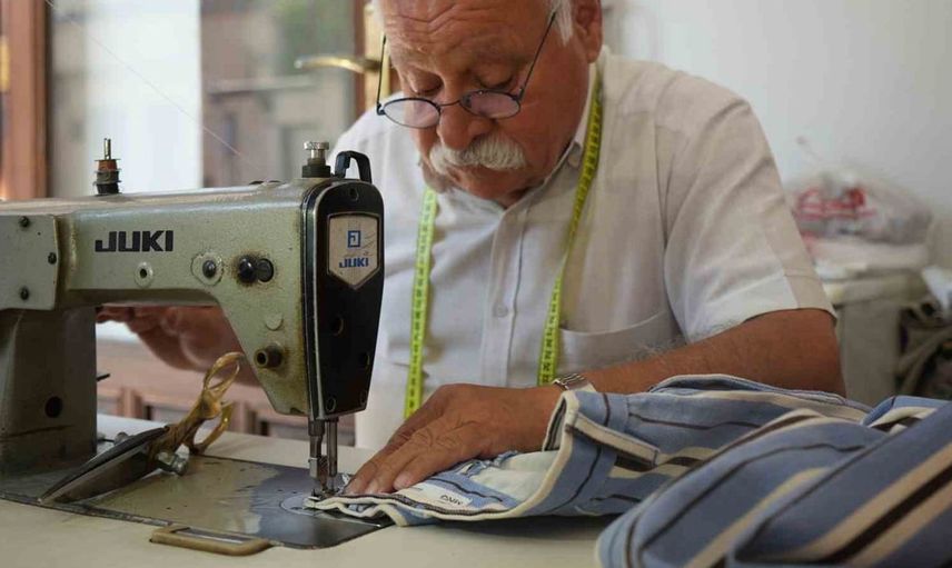 Gaziantepli terzi 55 yıllık mesleğini kitap okuyarak harmanlıyor