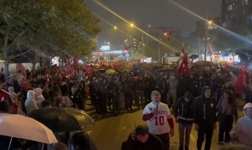 Yağmur dinlemedi, bursa'da cumhuriyet coşkusu can bonomo ile daha da arttı